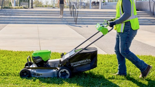 Газонокосилка аккумуляторная самоходная Greenworks LM221S